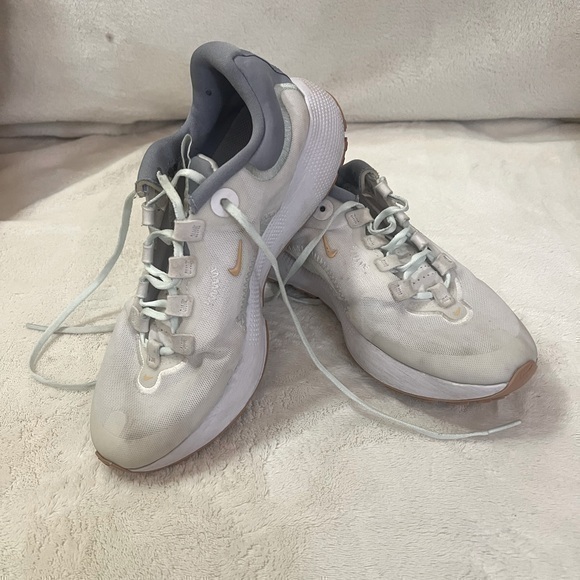 🔴Light coloured Nike women’s running shoe size 8.5 - Picture 1 of 4